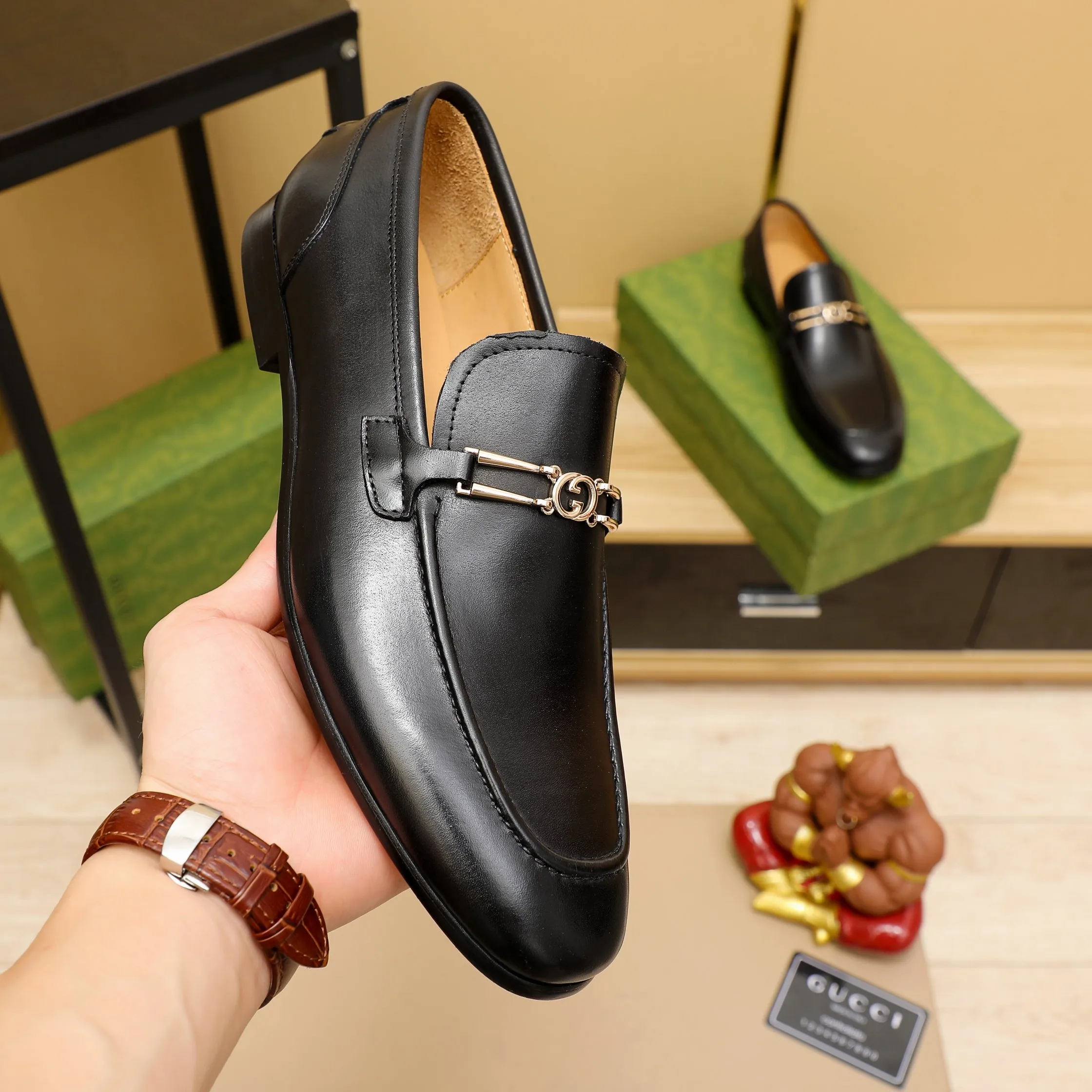 p480 GUCCI 2021 men’s latest casual leather shoes👞! Available at counters simultaneously! A one-to-one replica of the original. All imported top layer calfskin. The interior is made of top-grade cowhide, and the original factory-supplied rubber outsole is used. Leading new fashion concepts. Black, brown, matching sizes: 38-45